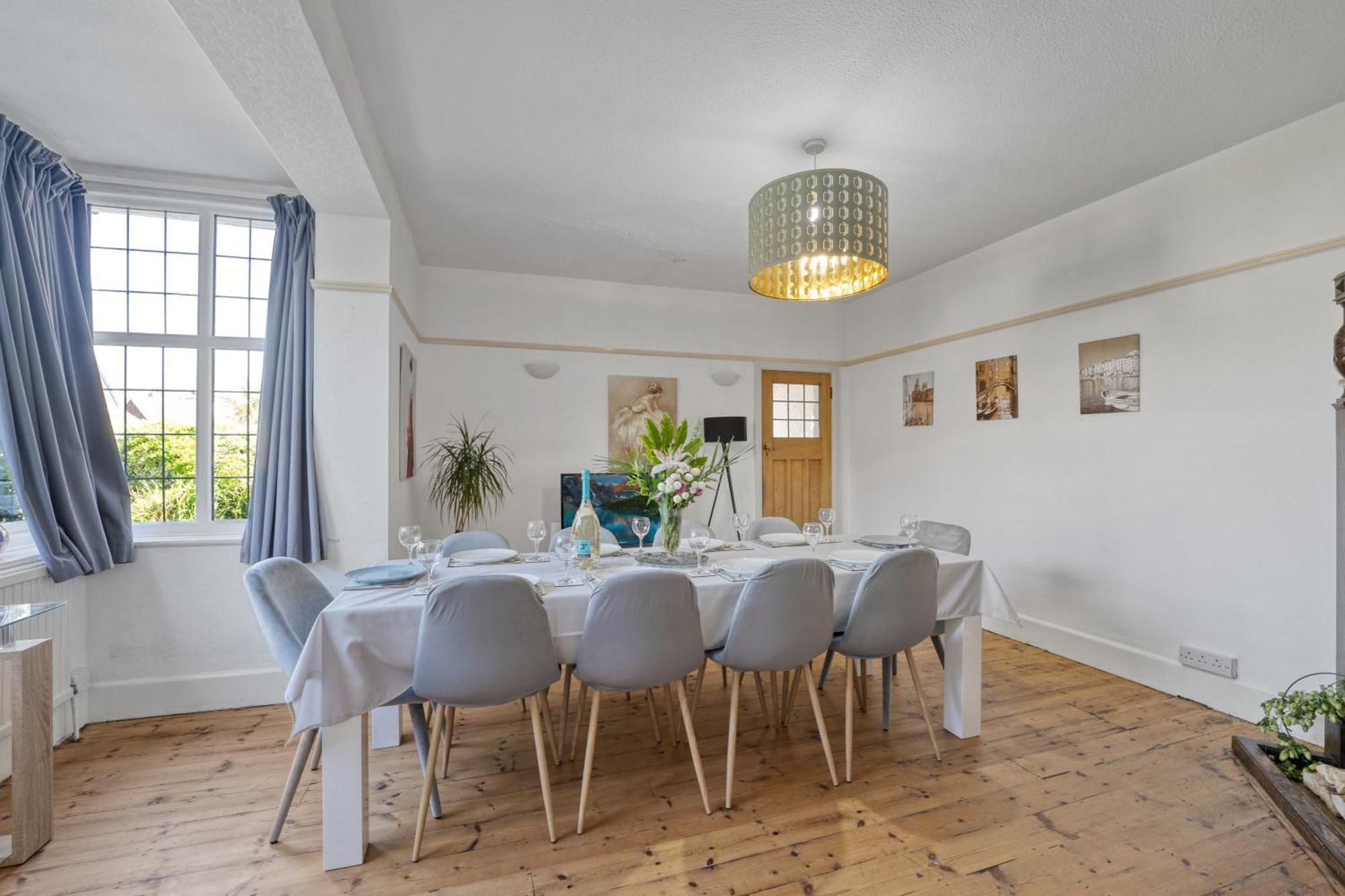 Large Family House In - 5 Mins From Beach *